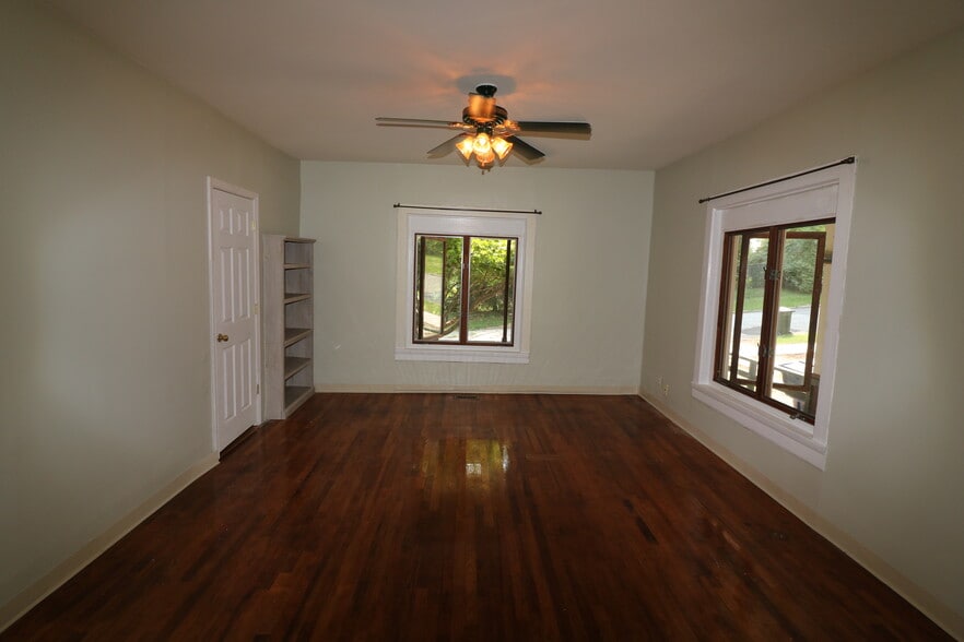 Building Photo - 1626 Summit Ln