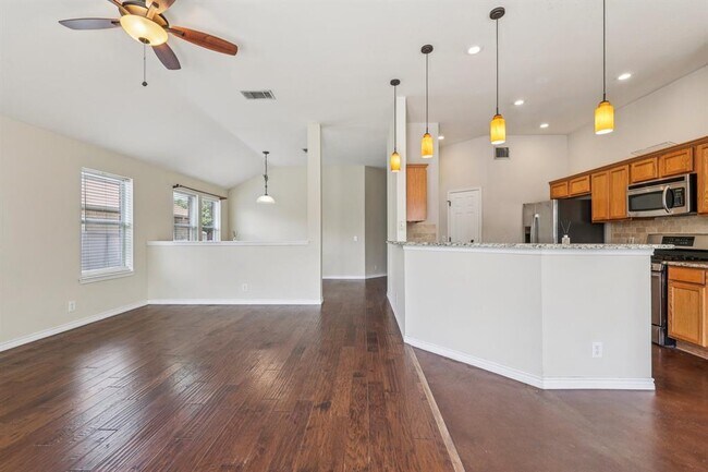 Building Photo - 602 Los Robles Rd