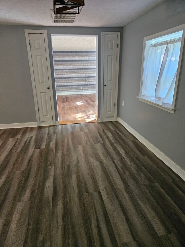 Building Photo - 3 Bedroom, 2 bath Home with Garage in New ...