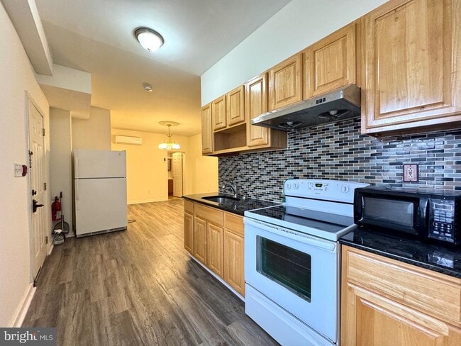 Building Photo - 1224 Summer St