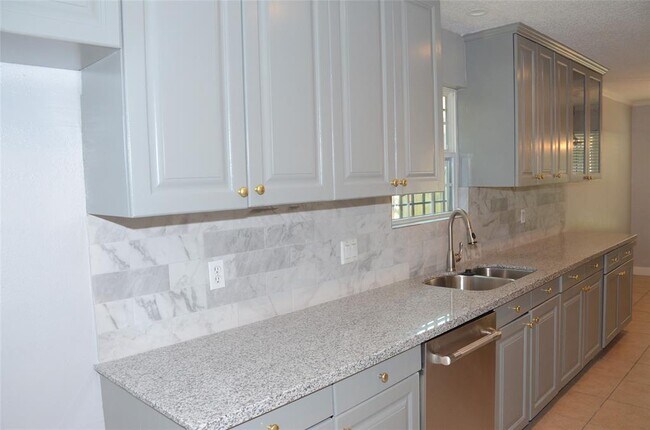 Building Photo - 6502 Briar Terrace Dr