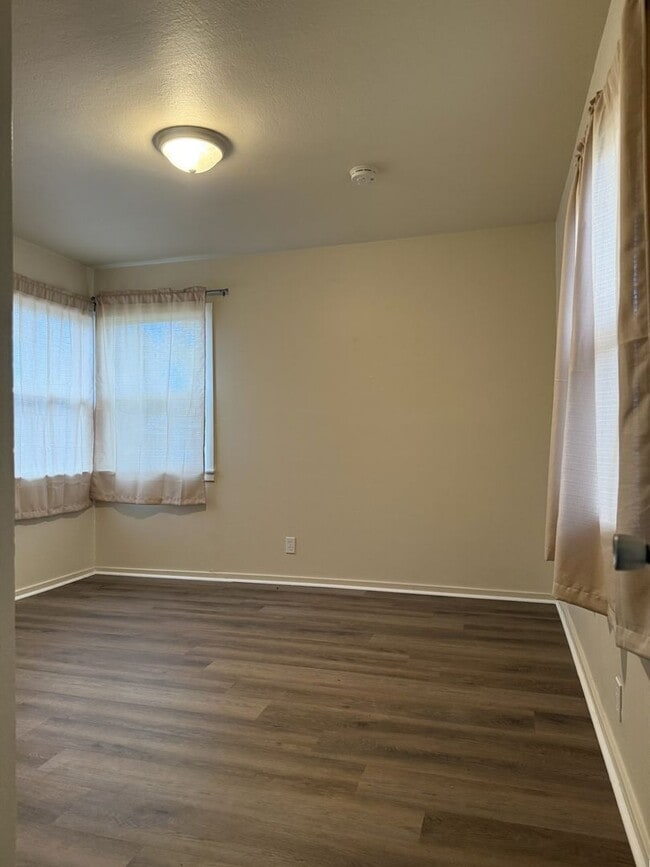 Building Photo - Sweet 2/1 Available NOW!!!