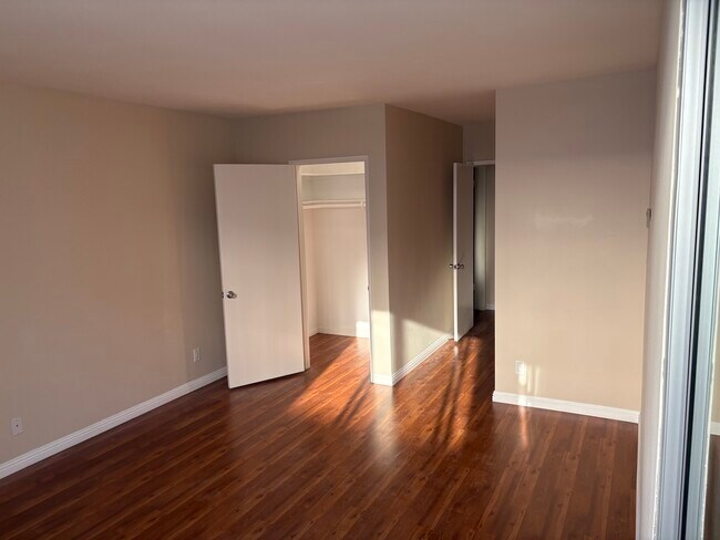 2nd bedroom w/ walk in closet - 8701 Delgany Ave