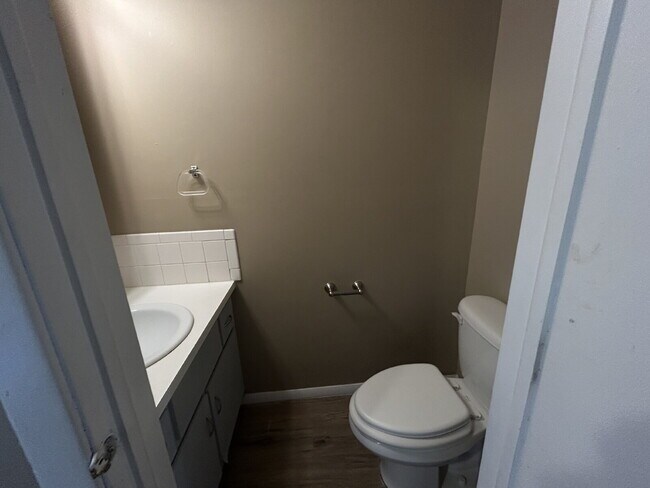 Building Photo - Charming 2-Bed Condo Retreat with 1.5 Baths in Prime Greenwood Location – 1088 Sq Ft of Comfort!