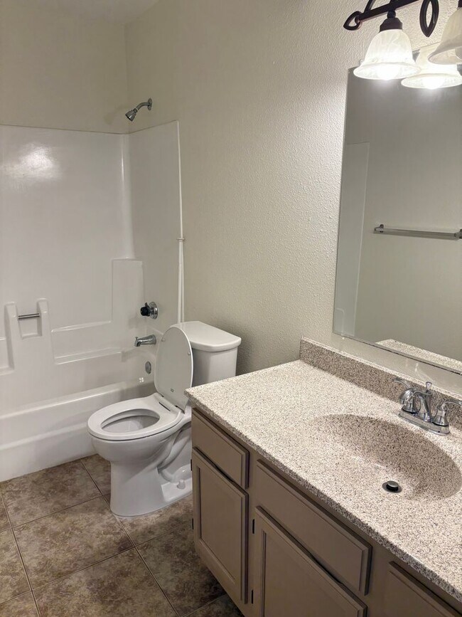 Building Photo - **GREAT 2 BEDROOM/2 BATHROOM/GATED CONDO I...