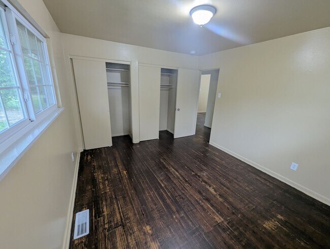 Building Photo - Classic Style, Fresh Updates