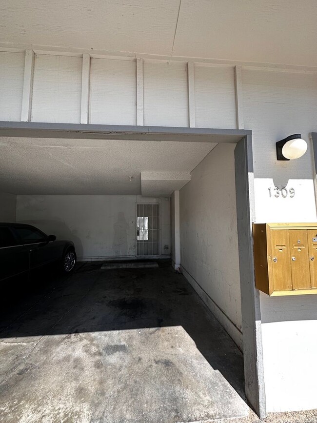 Building Photo - Great 2 Bedroom Townhouse Near UNLV!