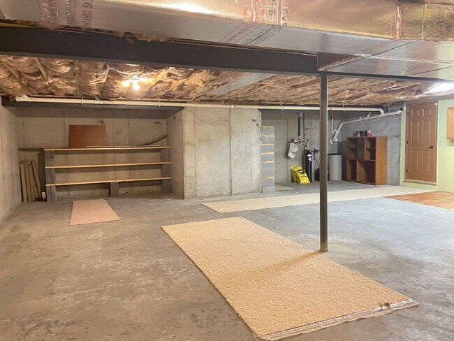 Building Photo - Beautiful 3 bedroom 2 bathroom Rancher in Great Manheim Location!