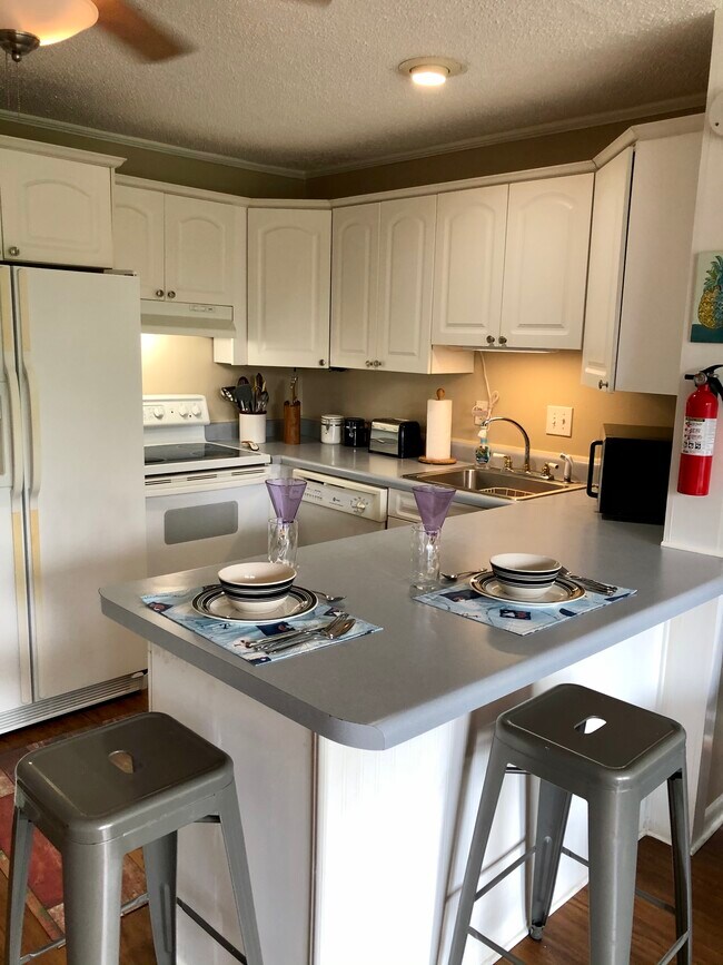 Building Photo - 108 Lakeside Villla