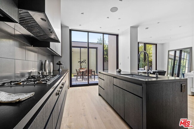 Building Photo - 8890 Rosewood Ave