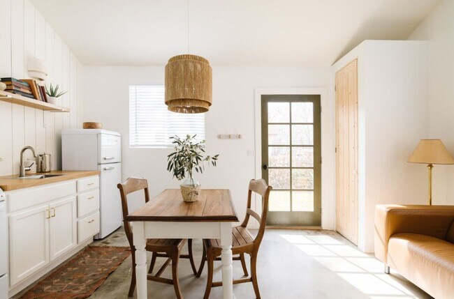 Building Photo - Fully furnished studio apartment in the No...