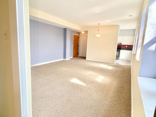 Building Photo - City Living!  Very Spacious 1 Bed 1 Bath W...