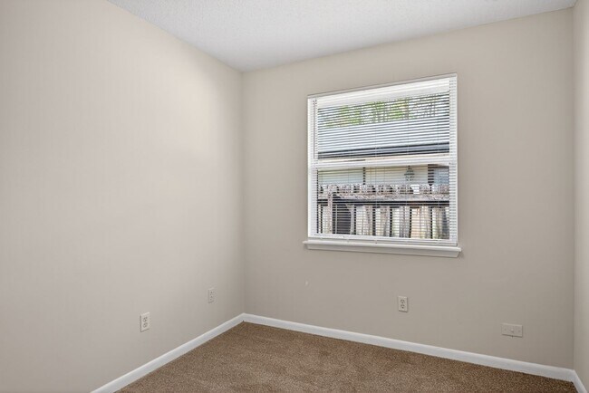 Building Photo - Nice family home!