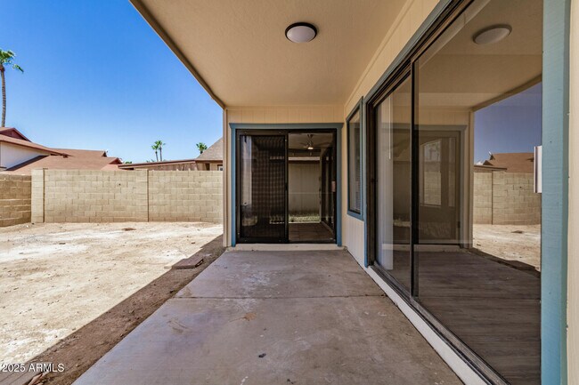 Building Photo - 10023 W Sells Dr