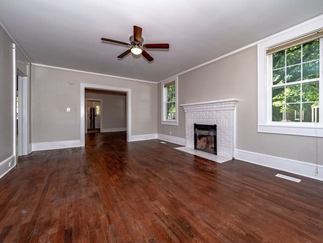 Building Photo - Oversized Renovated Downtown Cottage