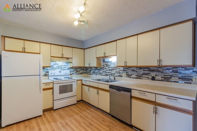 Building Photo - Recently Updated!