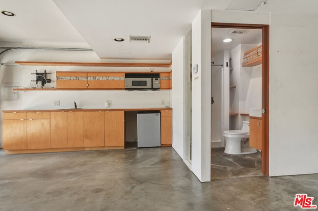 Building Photo - 656 Angelus Pl
