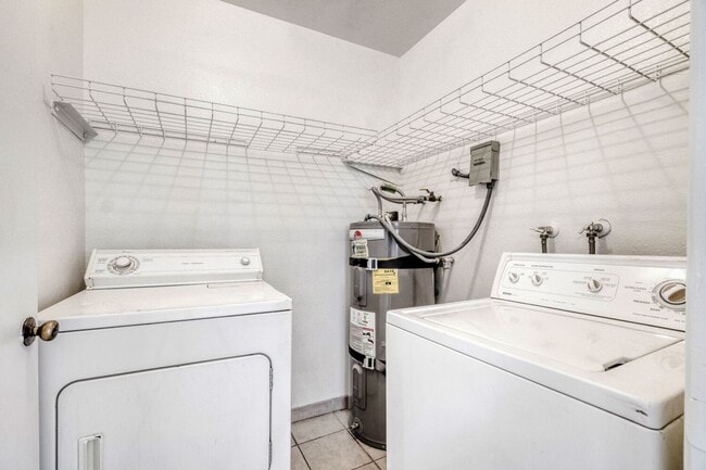 Building Photo - Spacious Upstairs 2-Bedroom, 1-Bath with Fireplace – Move-In Ready