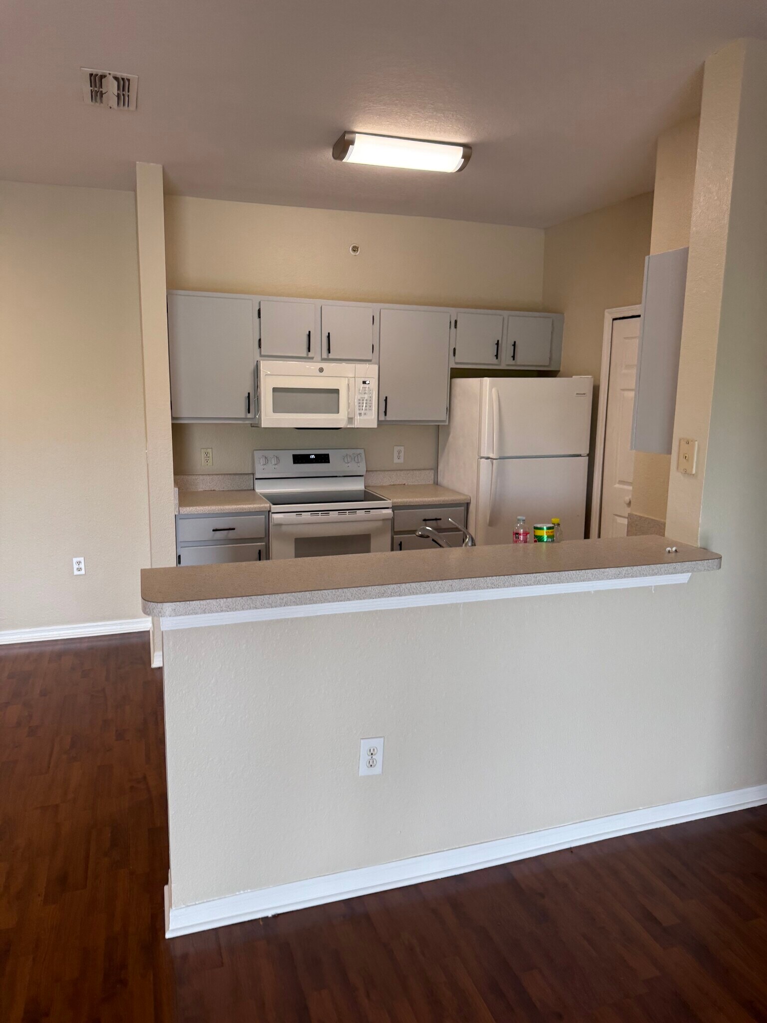 Building Photo - 5475 Vineland Rd