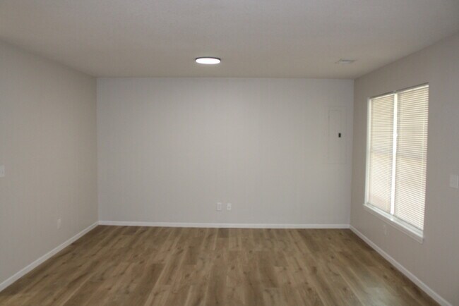 Building Photo - 3bed 1 bath in Independence - Newer Build