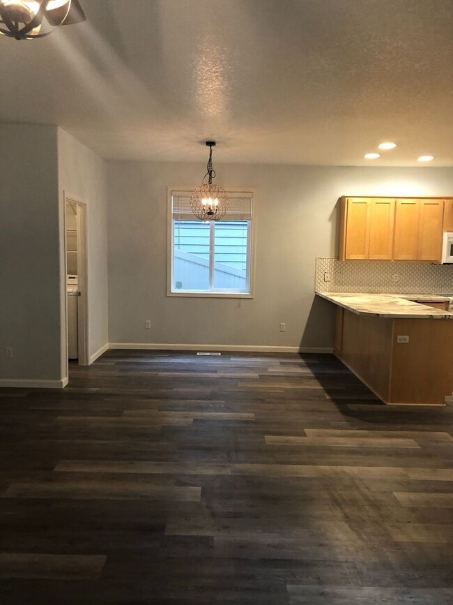 Building Photo - Wonderful 3B/2.5Ba Home that Backs to Peac...