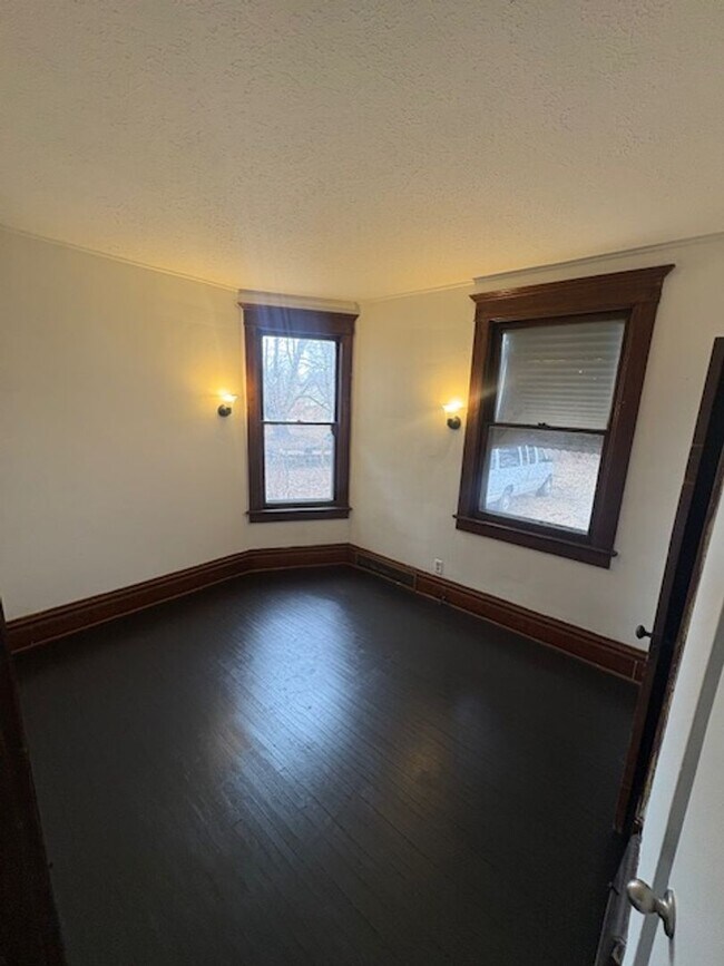 Building Photo - 1605-1605 N Linn St