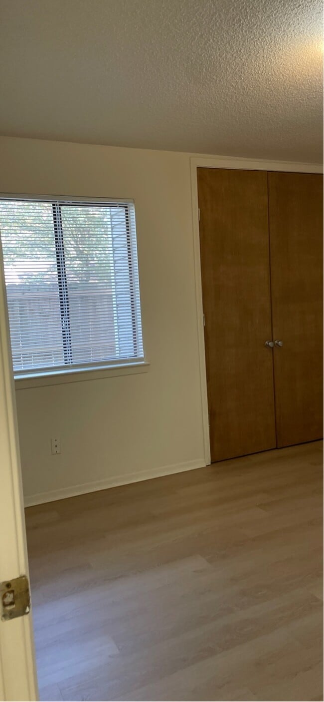 Building Photo - 401 Shadow Oaks Dr