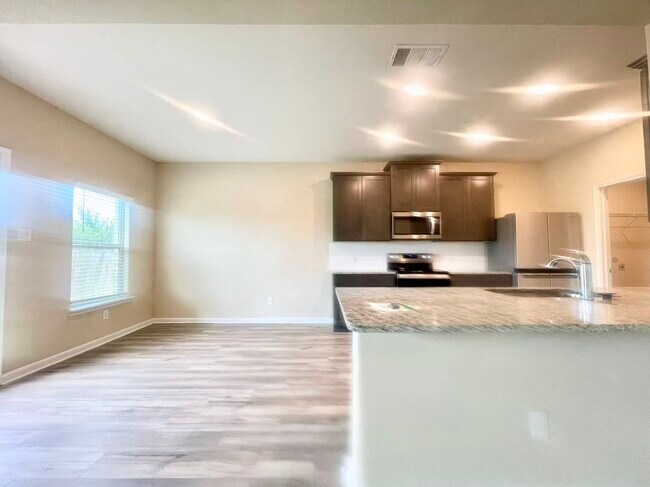 Building Photo - 1702 Sandalwood Way