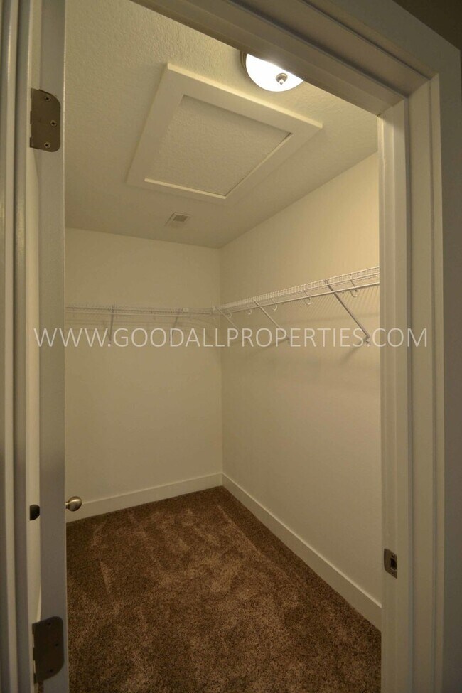 Building Photo - 2 Bedroom, 2 1/2 Bath Townhome in Urbandale with attached 2 car garage