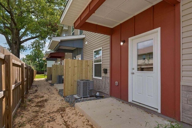 Building Photo - "Charming 2-Bedroom Townhouse with 2.5 Bat...