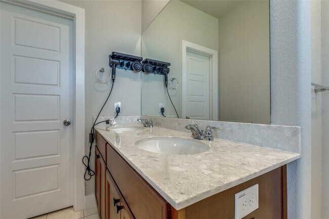 Building Photo - 2411 Ocean Key Dr