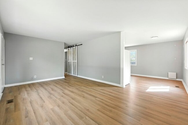 Building Photo - 3 bedroom home! **Move in special**