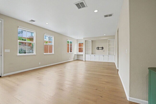 Building Photo - 4865 Peninsula Point Dr
