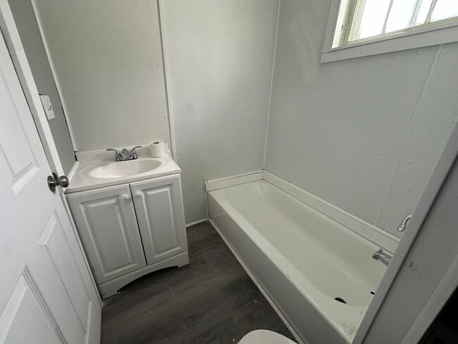 Building Photo - 210 E 7th St