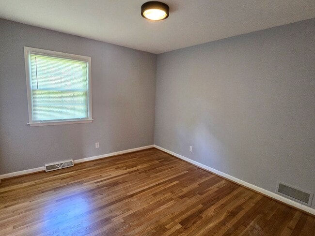Building Photo - 2402 Chatham Dr