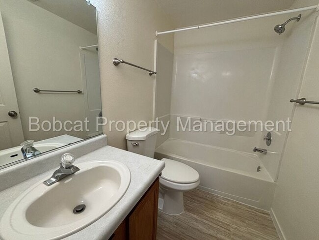 Building Photo - 3958 Village Dr