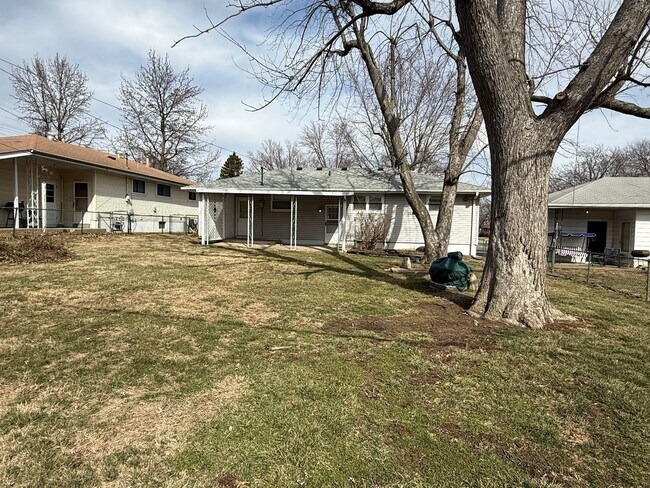 Building Photo - 3 Bedroom 2 BathHome