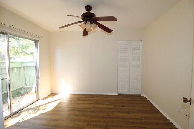 Building Photo - 1790 SE Ryecroft Ct