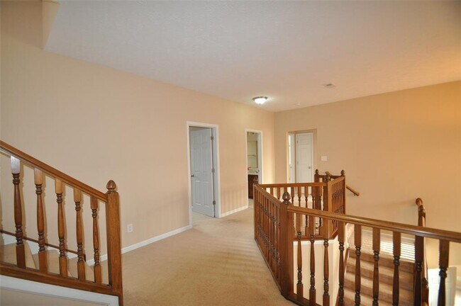 Building Photo - 2556 Diamond Lake Dr