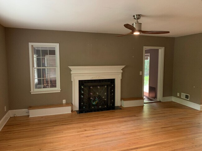 Building Photo - Lovely home in the Haymount Area - Available 4/15/2026