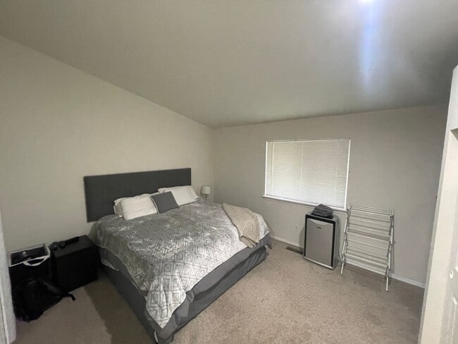 Building Photo - Remodeled 3-Bedroom Duplex Home in North G...