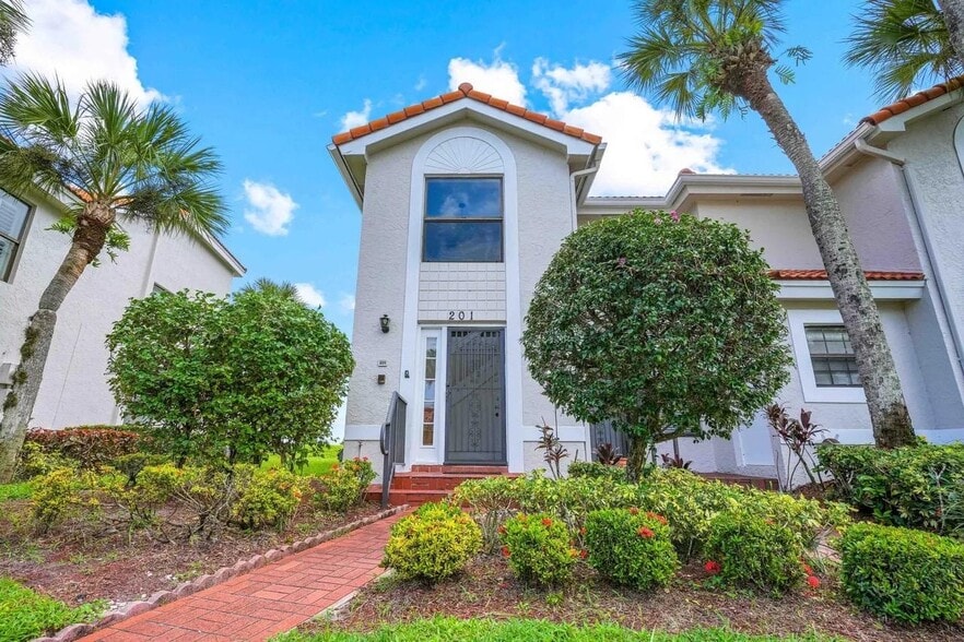 Building Photo - 10910 Lakemore Ln