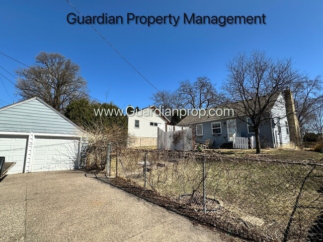 Building Photo - St Louis Park Single Family Home, 2 Car Garage, Fenced Yard, Gas Fireplace, Dishwasher