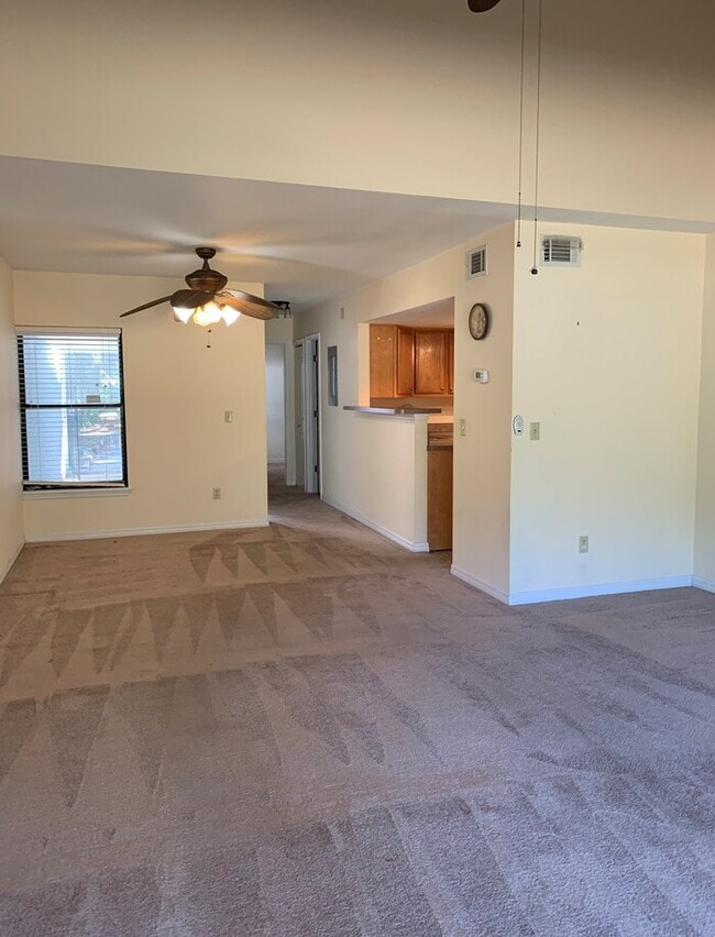 Building Photo - Charming 2 bedroom 2 bath Townhome
