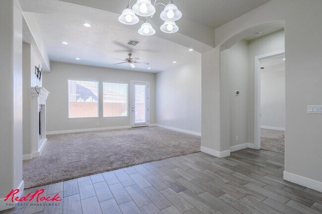 Building Photo - Pet Friendly 4 Bedroom Home! Internet Incl...