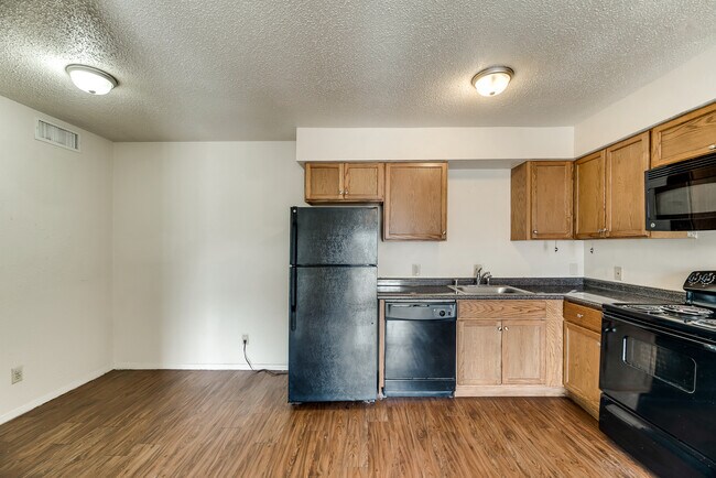 Building Photo - 106 E Cedar St