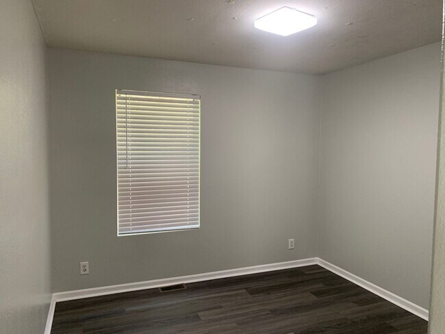 Building Photo - Super cute and updated with fresh paint, new floors, some fixtures, and all appliances.