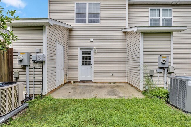 Building Photo - Townhome Close to Amenities!