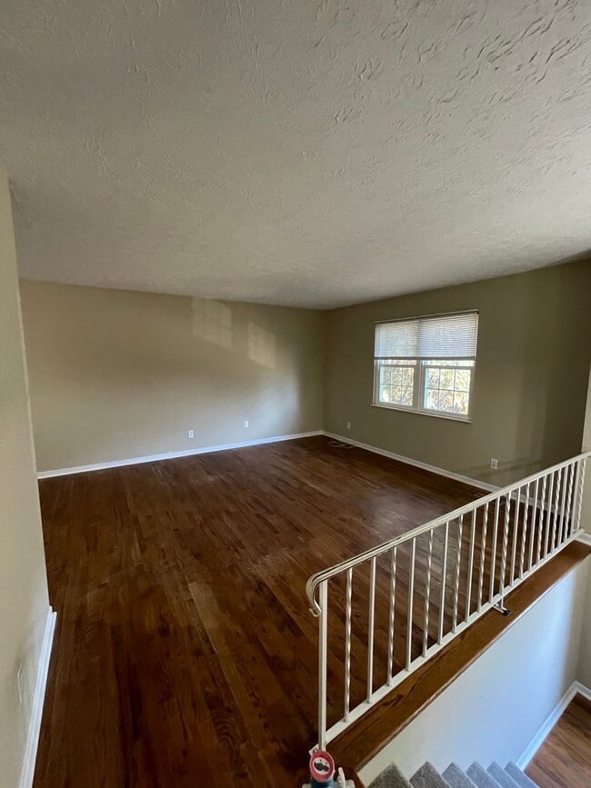 Building Photo - 3 bed, 2.5 bath, 2 car garage split foyer home in West Knoxville