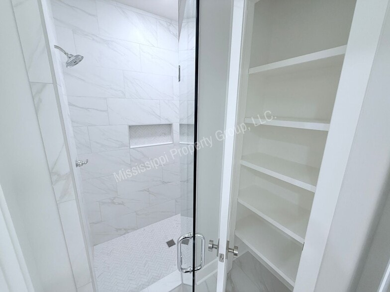Building Photo - 613 Miramar Ln